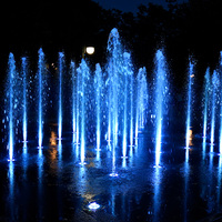 Fontaine musicale d'extérieur DEWY 1M en acier inoxydable moderne avec jets d'eau LED pour la rue piétonne et les places publiques