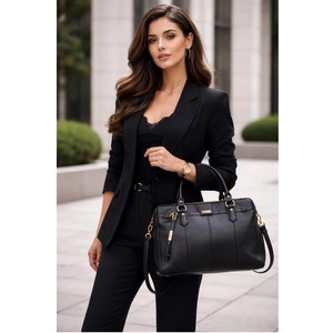 Bolso de hombro de cuero moderno fabricado en India para mujer con diseño minimalista y estructura ligera disponible a un precio razonable. - Product Image 1
