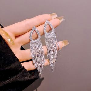 Boucles d'oreilles pendantes de luxe en alliage de zinc plaqué argent, motif géométrique exagéré, goutte d'eau et strass, style européen et américain - Product Image 4