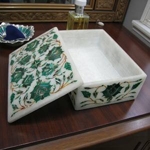 กล่องใส่เครื่องประดับหินอ่อนสีขาว ลายดอกไม้ ฝังมรกต งานศิลปะฝังอัญมณี - Product Image 1