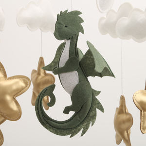 Dragon mobile pour bébé Dragon fantaisie en feutre Mobile pour berceau de bébé Conte de fées décor de pépinière - Product Image 3