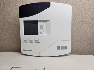 PLC INNCOM E528 Smart Thermostat with Motion Sensor and <strong>ESM</strong> Warranty Product - Product Image 1