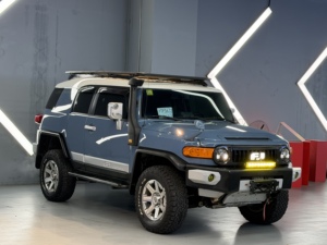 Toyota FJ Cruiser d'<span class=keywords><strong>occasion</strong></span> 2017, 15 000 miles, norme Euro V, transmission automatique, moteur 4L Turbo, sièges en cuir, toit ouvrant, caméra 360° arrière - Product Image 2