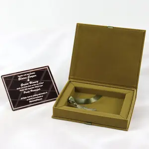 กล่องของขวัญการ์ดเชิญงานแต่งงานแบบฝาพับทำจากกำมะหยี่หรูหราโลโก้ออกแบบได้ตามต้องการ