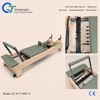 Reformer Pilates à rail fixe en bois d'érable vert sauge avec barre à ressorts réglable pour studios de bien-être inspirés de la nature