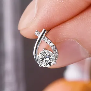 공인 Moissanite 다이아몬드 스터드 귀걸이 5mm 0.5 캐럿 D 컬러 925 스털링 실버 피쉬 테일 크로스 귀걸이