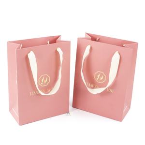 Sac en papier personnalisé, sac cadeau rose mat pour vêtements - Product Image 1