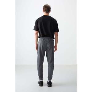 Pantalon de survêtement pour homme gris foncé texturé, coupe standard, brodé - 82126 - Gris foncé - Product Image 5
