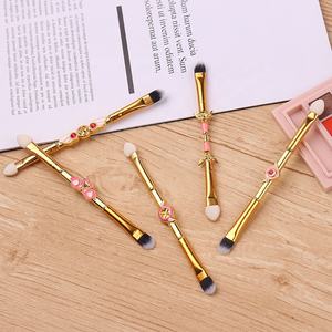Sailor Moon / <span class=keywords><strong>Cardcaptor</strong></span> <span class=keywords><strong>Sakura</strong></span>-brocha de sombra de ojos de doble cabeza, conjunto de brochas de maquillaje doradas, regalo de maquillaje diario - Product Image 2