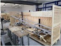 Véhicule de transfert pour robot de nettoyage solaire, chariot navette sur rail en alliage d'aluminium pour centrale photovoltaïque avec pont de raccordement et espace de stationnement