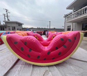 Flotteur gonflable en forme de pastèque OEM |   Jouet aquatique flottant à bascule pour jeux de <span class=keywords><strong>piscine</strong></span>, utilisation en station balnéaire et en extérieur - Product Image 2