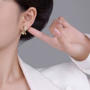 Nouvelles boucles d'oreilles à clous en forme de X à motif diamant exquis, design haut de gamme pour femmes, vente en gros à la mode pour l'Europe et l'Amérique - Product Image 4