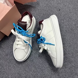 Sneakers blanches haut de gamme à double bride et semelle épaisse, idéales pour un usage décontracté, polyvalentes pour le travail et le sport - Product Image 4