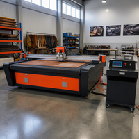 Machine de découpe à couteau oscillant CNC pour revêtement supérieur en cuir et coupe de matériaux intérieurs de voiture avec coupe pneumatique