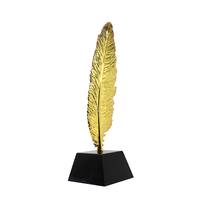 Neues Design Metall-Feder-Statue Gedenkgeschenk Maßgefertigte Schwarze Kristallbasis Goldene Feder Metall-Trophäe