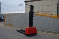 Chariot élévateur électrique autoportant de 500 kg, hauteur de levage de 3000 mm, batterie lithium-ion 48 V, conditions de travail difficiles