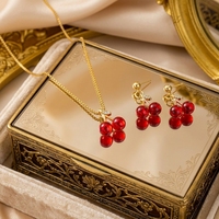 Nouvel ensemble de bijoux tendance pour femme : collier pendentif cerise rouge et boucles d'oreilles en acier inoxydable plaqué or, chaîne maille forçat, inaltérable