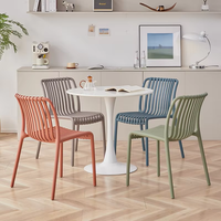 Chaises d'extérieur empilables nordiques bon marché en gros Chaise de salle à manger de restaurant en plastique PP pour hôtel moderne pour événements Café