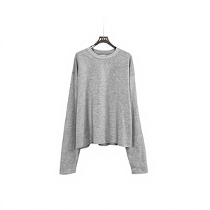 เสื้อไหมพรมคอกลมแขนยาวสีดำแบบยูนิเซ็กซ์ ทรงปกติ สไตล์มินิมอล สีพื้น - Product Image 2