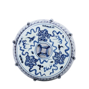 Tabouret en porcelaine bleu et blanc de style chinoiserie, motif audacieux de chien Foo, siège oriental distinctif pour maison moderne et traditionnelle - Product Image 4