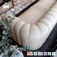 Luxuriöses Echtleder-Sofa-Set mit Goldring-Griff und Holzarmlehne - Komplettlösung für Wohnzimmermöbel in Villen