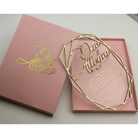 Invitations de mariage en acrylique transparent gaufré de luxe avec noms des mariés et motifs géométriques, avec boîte