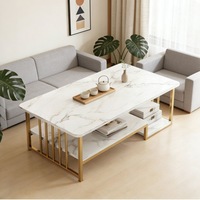 Table d'appoint de style avec plateau en verre et pieds en métal pour salon