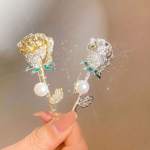 Elegante broche coreano de rosas con cristales exquisitos, chapado en plata, para decoración de abrigos y trajes. - Product Image 3