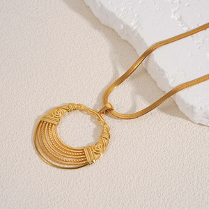 Collier en acier inoxydable 304 plaqué or 18 carats de haute qualité avec pendentif rond creux plaqué or 18 carats conçu pour les femmes - Product Image 2