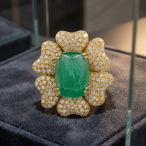 Anillo para mujer con esmeralda natural de corte cabujón ovalado en el centro, con diamantes en engaste pavé y diseño de flor. - Product Image 2