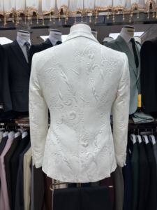 Élégant Costume Trois Pièces Blanc pour Homme, Coupe Ajustée, Idéal Mariages, É<span class=keywords><strong>v</strong></span>énements Formels et Occasions Spéciales, Design Classique, Chic et Intemporel - Product Image 4