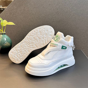 Chaussures décontractées tendance pour hommes : Nouveauté printemps-été, baskets blanches à semelles épaisses et tiges hautes avec semelles intérieures rehaussées, vente en gros - Product Image 5