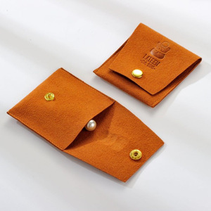 Pochette d'emballage portable pour bijoux avec logo personnalisé, en microfibre suédée, avec rabat et bouton - Product Image 2