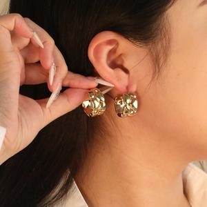 Boucles d'oreilles créoles en acier inoxydable plaqué or 18 carats, hypoallergéniques, étanches, texture texturée en forme de C, pour femmes, vente en gros - Product Image 1