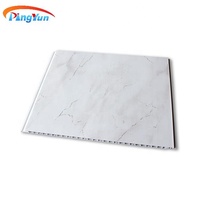 Panneau de plafond en PVC résistant à l'humidité pour la décoration intérieure, installation facile sur grilles en bois pour hôtels et hôpitaux