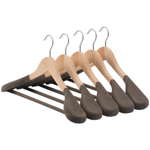 Cintres de costume en <span class=keywords><strong>bois</strong></span> d'épaule de marque de luxe logo personnalisé <span class=keywords><strong>cintre</strong></span> en velours antidérapant - Product Image 1