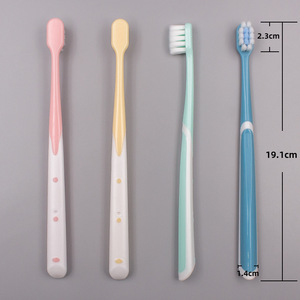 Cepillo de dientes de cabeza pequeña con cerdas suaves de 19,1 cm para adultos, limpieza manual y blanqueamiento - Product Image 1