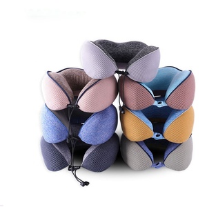 Oreiller <span class=keywords><strong>en</strong></span> <span class=keywords><strong>mousse</strong></span> à mémoire de forme <span class=keywords><strong>en</strong></span> U-Support de cou portable avec pochette de voyage, cadeau d'entreprise idéal et utilisation ergonomique quotidienne - Product Image 4