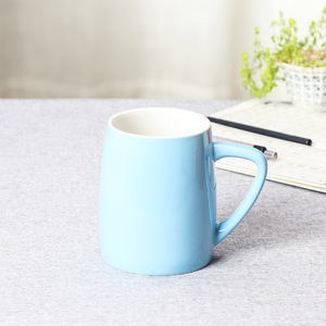 แก้วเซรามิกสีแดงล้วนพร้อมฝาและช้อนสำหรับดื่มชาหรือนมในออฟฟิศ - Product Image 3