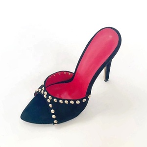 Sandalias de tacón de aguja con remaches metálicos personalizados para mujer, estilo peep toe, zapatos de vestir con tacón fino en mules y slides. - Product Image 1