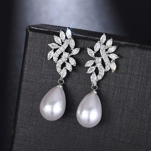 Orecchini a Goccia con Perle Simulate e Zirconi per Donne, Eleganti Gioielli di Moda con Micro Pavé - Product Image 2