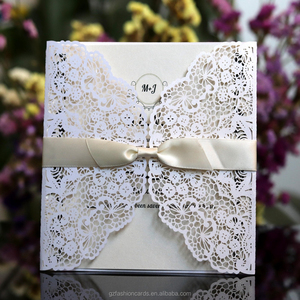 Cartes de découpe laser d'invitation de mariage <span class=keywords><strong>bleu</strong></span> <span class=keywords><strong>marine</strong></span> pliées carrées élégantes avec cravate et <span class=keywords><strong>enveloppe</strong></span> de ruban brillant - Product Image 3