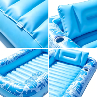 Hamac aquatique gonflable bleu pliable avec fond en maille pour se prélasser et se rafraîchir au soleil en extérieur sur le lac