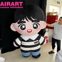 Personnage de dessin animé gonflable en peluche. Adorable garçon gonflable pour la décoration d'événements.