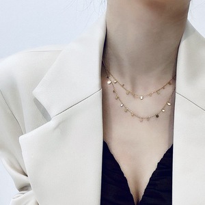 Collier ras du cou pour femme en acier inoxydable plaqué or 18 carats avec 3 motifs de disques, vente en gros |   Design Minimaliste Élégant - Product Image 3