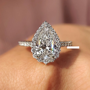 Bague intemporelle en diamant de laboratoire avec une pierre ronde éblouissante et un style minimaliste élégant pour les occasions spéciales, en provenance d'Inde - Product Image 1