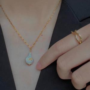 Collier pendentif vase floral rétro français style Hepburn, en lin naturel véritable avec perle gris argenté et feuille d'or, chaîne de clavicule artistique - Product Image 3