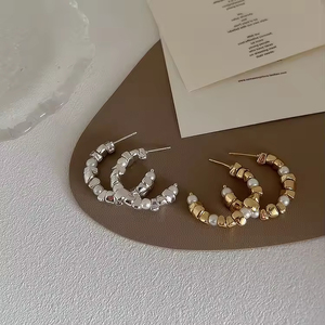 Pendientes de Aro en Forma de C con Perlas de Imitación, Chapados en Oro de 18K, Estilo Vintage Europeo - Product Image 3