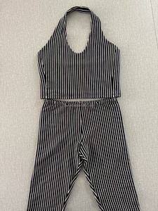 Completo Estivo da Donna: Top Corto a Tinta Unita, Pantaloni Capri Sopra il Ginocchio e Fascia per Capelli - Set 3 Pezzi Traspirante con Collo Halter - Product Image 4
