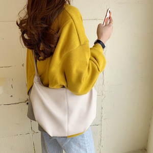Bolso coreano minimalista plisado tipo dumpling, color blanco roto, con una sola correa y cierre de cremallera, para uso diario, como bolso de hombro o bandolera. - Product Image 1